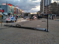 На Красноармейской улице в Анапе иномарка снесла столб