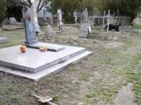 В Анапе вандалы разбили памятники на кладбище