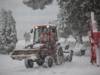 В Анапе спецтехника расчищает выпавший снег