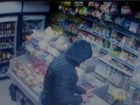В Новороссийске вооруженный пистолетом мужчина ограбил продуктовый магазин